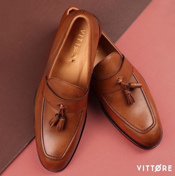 THE DIFFERENCE BETWEEN MOCCASINS AND LOAFERS